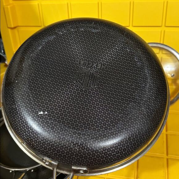 HEXCLAD 6 Piece Nonstick Stainless Steel Frying Pan Set 8”, 10” 12” and Wok $600 - Picture 6 of 12